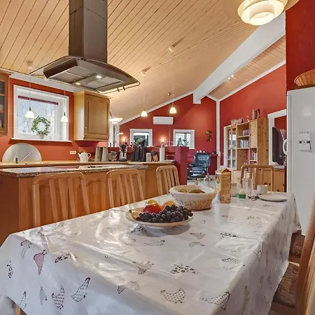 4 Bedroom Awesome In בית נופש