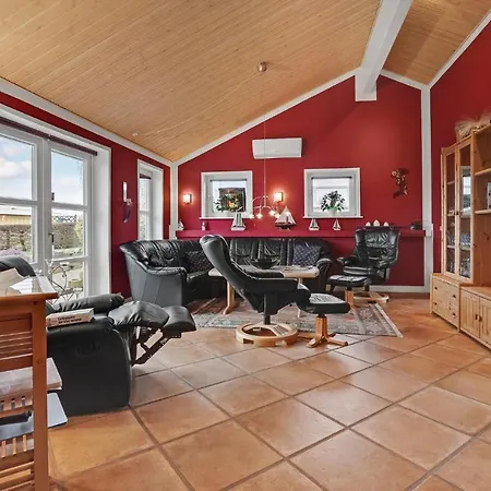 בית נופש 4 Bedroom Awesome In